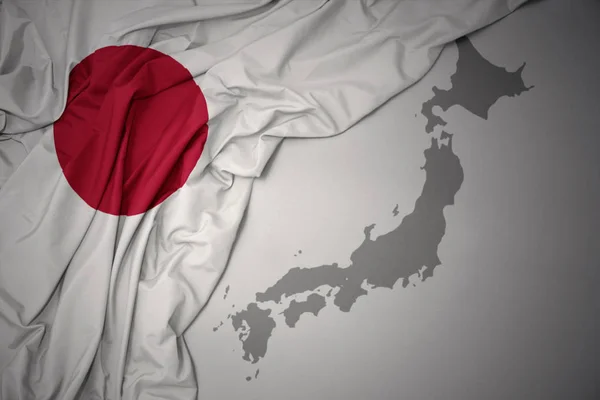Acenando Colorido Bandeira Nacional Japão Fundo Mapa Cinza — Fotografia de Stock