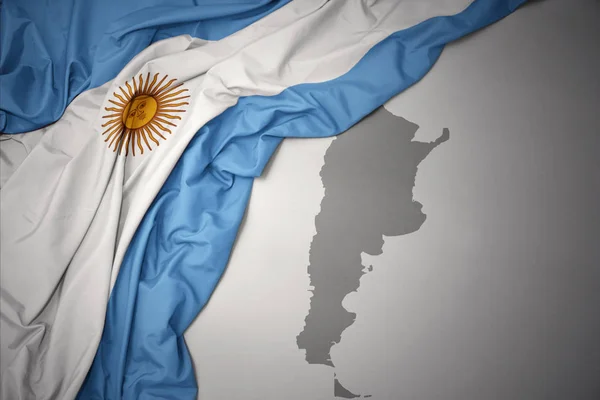 Acenando Colorido Bandeira Nacional Argentina Fundo Mapa Cinza — Fotografia de Stock