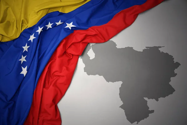 Ondeando Colorida Bandera Nacional Venezuela Sobre Fondo Mapa Gris —  Fotos de Stock