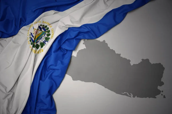 Ondeando Colorida Bandera Nacional Del Salvador Sobre Fondo Mapa Gris — Foto de Stock