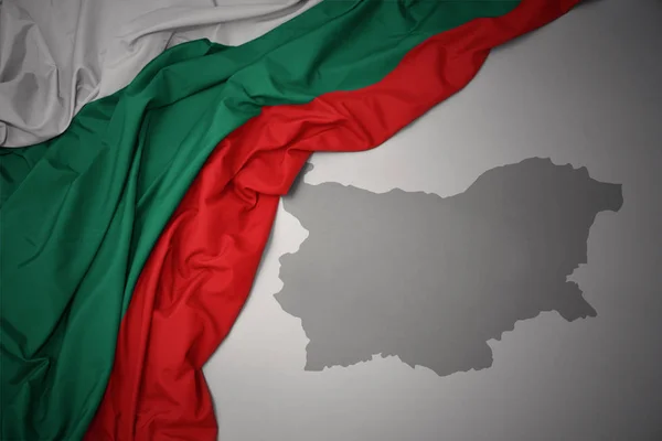 Ondeando Colorida Bandera Nacional Bulgaria Sobre Fondo Mapa Gris —  Fotos de Stock
