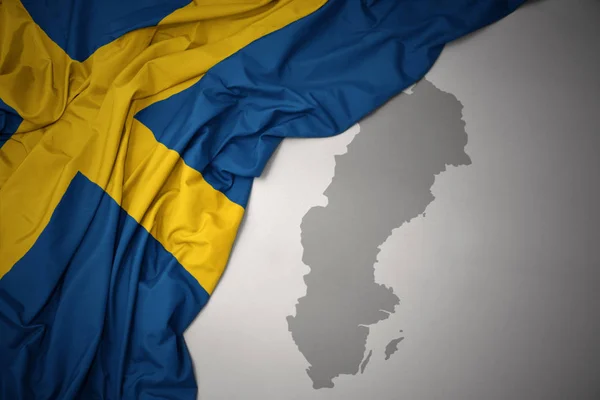 Κουνώντας Πολύχρωμο Εθνική Σημαία Της Σουηδίας Φόντο Γκρι Χάρτης — Φωτογραφία Αρχείου