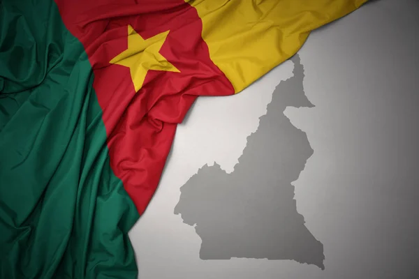 Ondeando Colorida Bandera Nacional Camerún Sobre Fondo Mapa Gris Ilustración — Foto de Stock