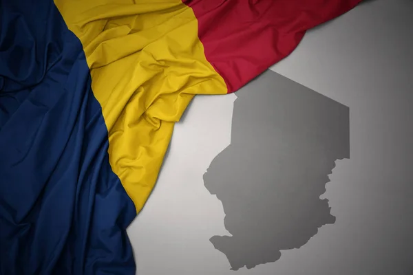Zwaaien Kleurrijke Nationale Vlag Van Tsjaad Achtergrond Van Een Grijze — Stockfoto