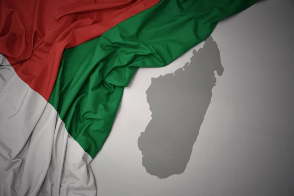 Ondeando Colorida Bandera Nacional Madagascar Sobre Fondo Mapa Gris Ilustración —  Fotos de Stock