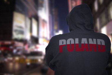 tehlikeli adam metin Polonya sırtında ile bir şehir siyah hoodie ile gece sokak üzerinde ayakta