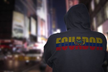 tehlikeli adam sırtına metin Ekvador ile bir şehir siyah hoodie ile gece sokak üzerinde ayakta