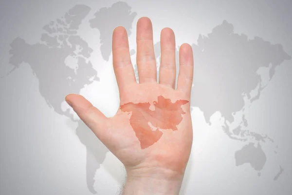 Mão Com Mapa Oriente Médio Sobre Fundo Mapa Mundo Cinza — Fotografia de Stock