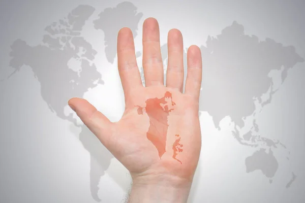 Handen Med Karta Över Bahrain Grå Värld Karta Bakgrunden Konceptet — Stockfoto