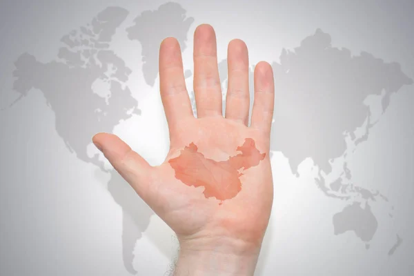 Handen Med Karta Över Kina Grå Värld Karta Bakgrunden Konceptet — Stockfoto