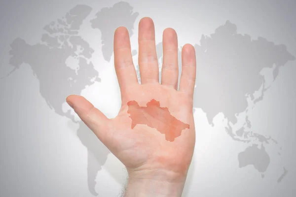 Handen Med Karta Över Turkmenistan Grå Värld Karta Bakgrunden Konceptet — Stockfoto