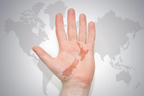 Handen Med Karta Över Nya Zeeland Grå Värld Karta Bakgrunden — Stockfoto
