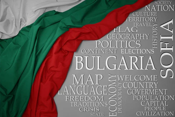 Ondeando colorida bandera nacional de bulgaria sobre un fondo gris con palabras importantes sobre el país — Foto de Stock