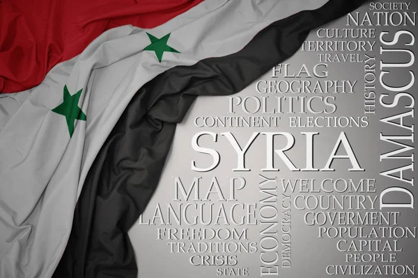 Agitant drapeau national coloré de la syrie sur un fond gris avec des mots importants sur le pays — Photo