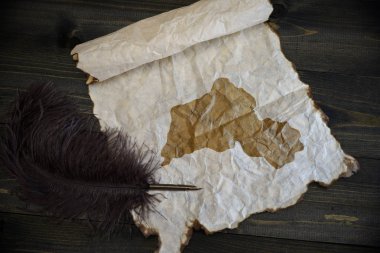 ahşap doku masasında eski kalem ile vintage kağıt üzerinde kürdistan haritası