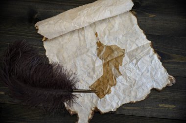 ahşap doku masasında eski kalem ile vintage kağıt üzerinde umman haritası