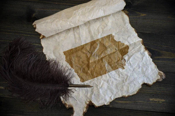 Map of iowa state on vintage paper with old pen on the wooden texture desk — Stock Photo, Image