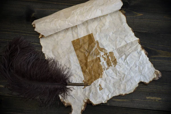 Map of rhode island state on vintage paper with old pen on the wooden texture desk — Stock Photo, Image