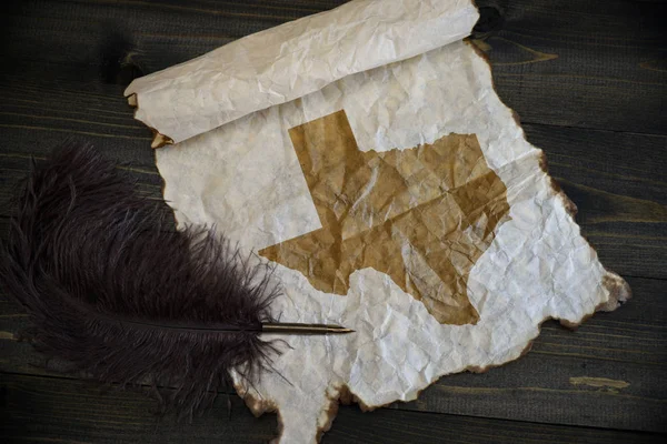 Mapa de texas estado en papel vintage con pluma vieja en el escritorio de textura de madera — Foto de Stock
