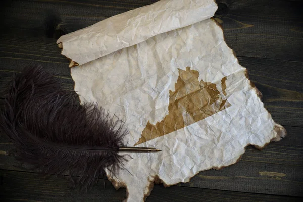Карта штата Виргиния на старинной бумаге со старой ручкой на деревянном столе — стоковое фото