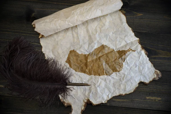 Карта Мадейры на старинной бумаге со старой ручкой на деревянном столе — стоковое фото