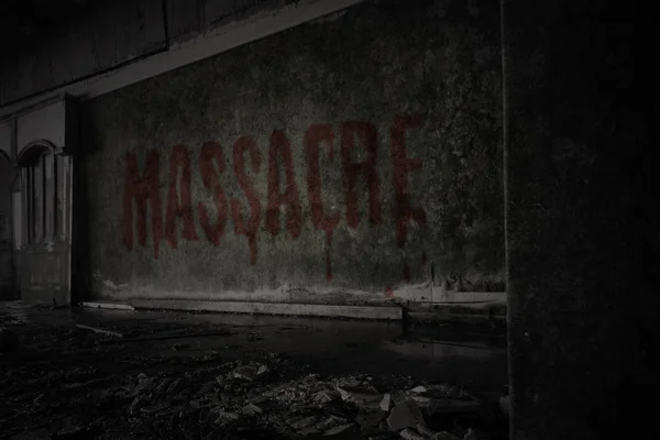 Masacre de texto en la pared sucia en una casa arruinada abandonada —  Fotos de Stock