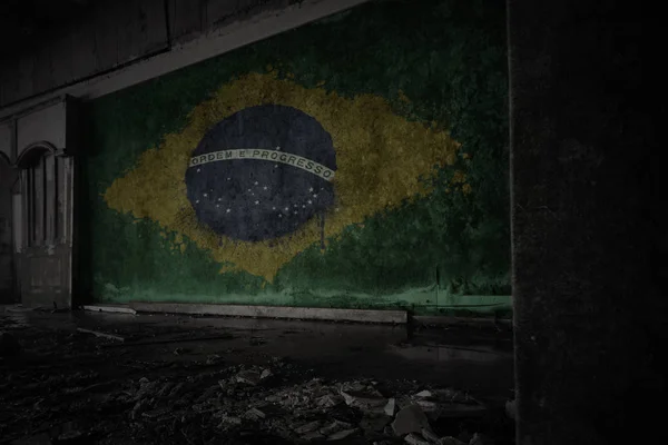 Bandeira pintada do brasil na parede velha suja em uma casa arruinada abandonada — Fotografia de Stock