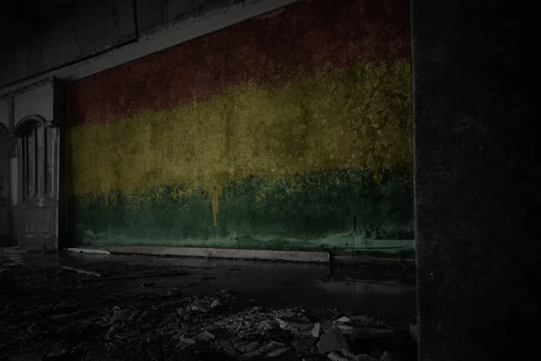 Раскрашенный флаг Боливии на грязной старой стене в заброшенном доме — стоковое фото