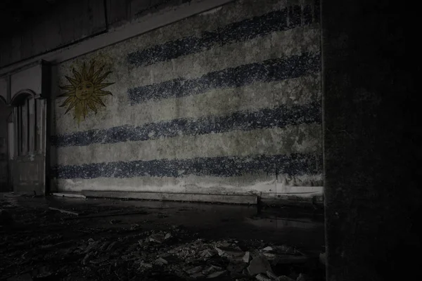 Ζωγραφισμένα σημαία της Ουρουγουάης στον βρώμικο παλιό τοίχο σε ένα εγκαταλελειμμένο ερειπωμένο σπίτι — Φωτογραφία Αρχείου