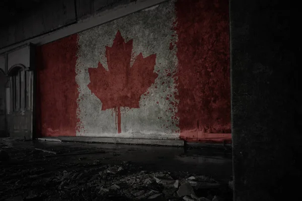 Malowana flaga Kanady na brudnej starej ścianie w opuszczonym zrujnowanym domu. — Zdjęcie stockowe