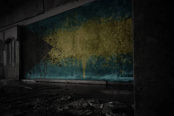 Bandeira pintada de bahamas na parede velha suja em uma casa arruinada abandonada . — Fotografia de Stock