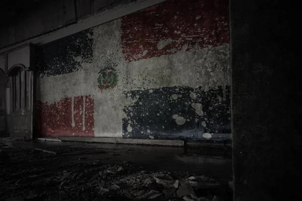 画的多米尼加共和国国旗在一个废弃的废墟的肮脏的老墙上. — 图库照片