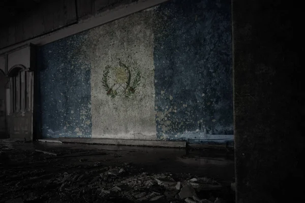 Bandeira pintada de guatemala na parede velha suja em uma casa arruinada abandonada . — Fotografia de Stock