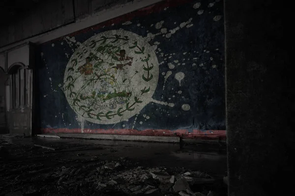 Geschilderde vlag van Belize op de vuile oude muur in een verlaten verwoeste huis. — Stockfoto