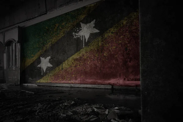 Painted flag of saint kitts and nevis on the dirty old wall in an abandoned ruined house. — Stock Photo, Image