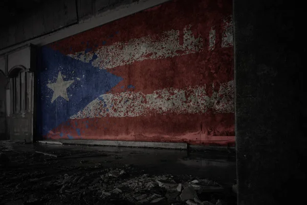 放棄された廃墟の家の汚れた古い壁にプエルトリコの塗装された旗. — ストック写真