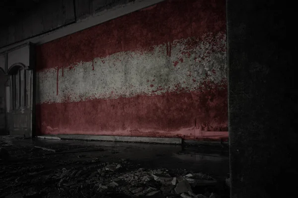 Gemalte Österreich-Fahne an der schmutzigen alten Wand eines verlassenen, verfallenen Hauses. — Stockfoto