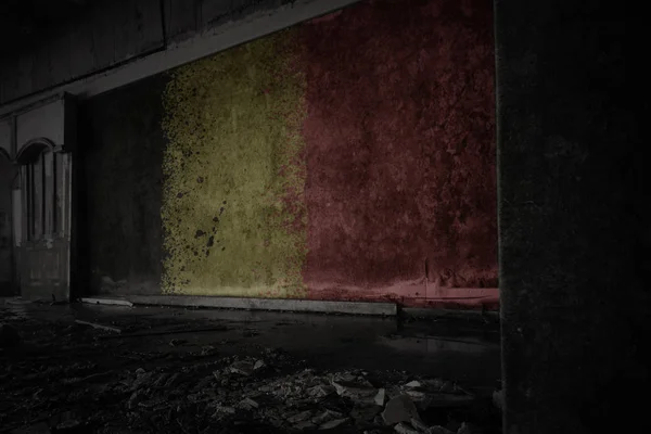 Bandera pintada de belgium en la pared vieja sucia en una casa arruinada abandonada . — Foto de Stock