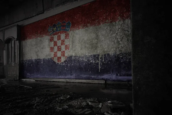 Нарисованный флаг хорватии на грязной старой стене в заброшенном доме . — стоковое фото