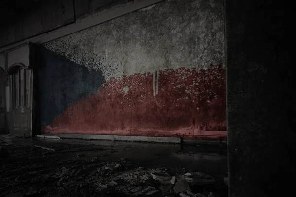 Bandeira pintada de república checa na parede velha suja em uma casa arruinada abandonada . — Fotografia de Stock