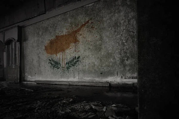 Gemalte Fahne Zyperns an der schmutzigen alten Wand eines verlassenen, zerstörten Hauses. — Stockfoto