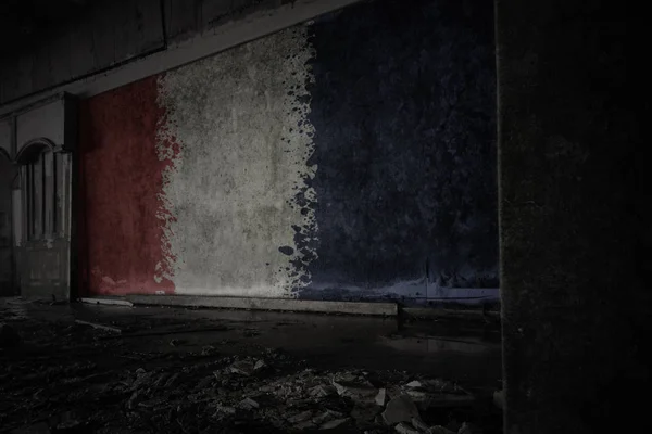 在一座废弃的废弃房屋的肮脏的老墙上画法国国旗. — 图库照片