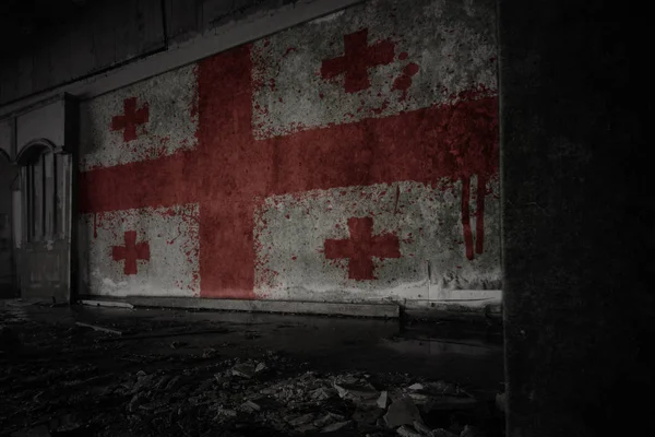 Gemalte Flagge von Georgien an der schmutzigen alten Wand eines verlassenen, verfallenen Hauses. — Stockfoto