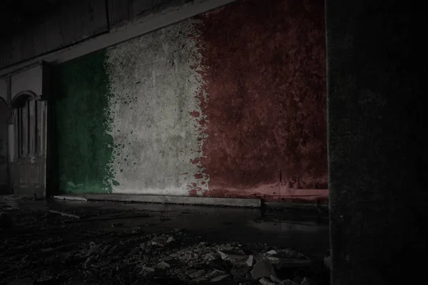 Bandiera dipinta d'Italia sulla vecchia parete sporca in una casa abbandonata in rovina . — Foto Stock