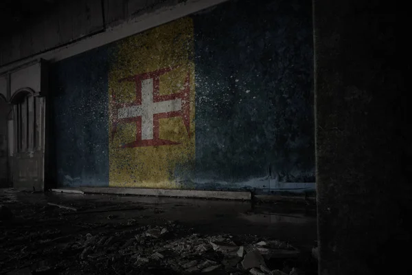 Bandiera dipinta di madeira sulla vecchia parete sporca in una casa abbandonata in rovina . — Foto Stock
