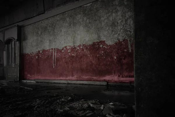 Bandera pintada de Polonia en la pared vieja sucia en una casa arruinada abandonada . —  Fotos de Stock