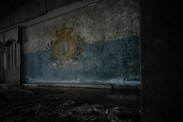 Gemalte Flagge von San Marino an der schmutzigen alten Mauer in einem verlassenen, zerstörten Haus. — Stockfoto