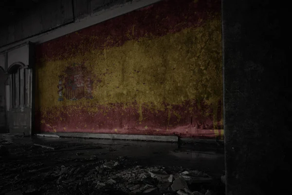 Spanienfahne an der schmutzigen alten Mauer eines verlassenen, zerstörten Hauses. — Stockfoto