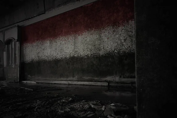 Painted flag of yemen on the dirty old wall in an abandoned ruined house. — Stock Photo, Image