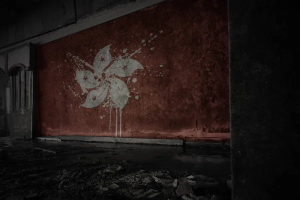 Bandera pintada de Hong Kong en la pared vieja sucia en una casa arruinada abandonada . —  Fotos de Stock